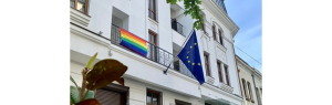 На здании новой штаб-квартиры ЕС в Кишиневе вывесили ЛГБТ-флаг