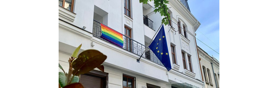 На здании новой штаб-квартиры ЕС в Кишиневе вывесили ЛГБТ-флаг