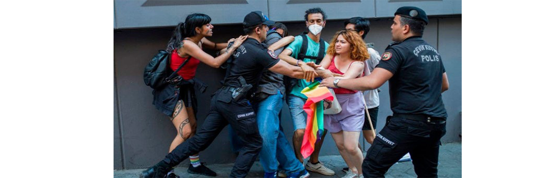 Полиция Стамбула в очередной раз жестко расправилась с участниками гей-парада