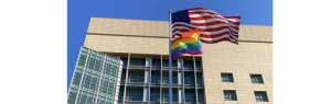 Сотрудники посольства США в Москве вывесили ЛГБТ-флаг