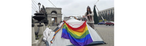 «Протестуй по любви, а не за деньги». У здания правительства прошел одиночный пикет в поддержку ЛГБТ-сообщества